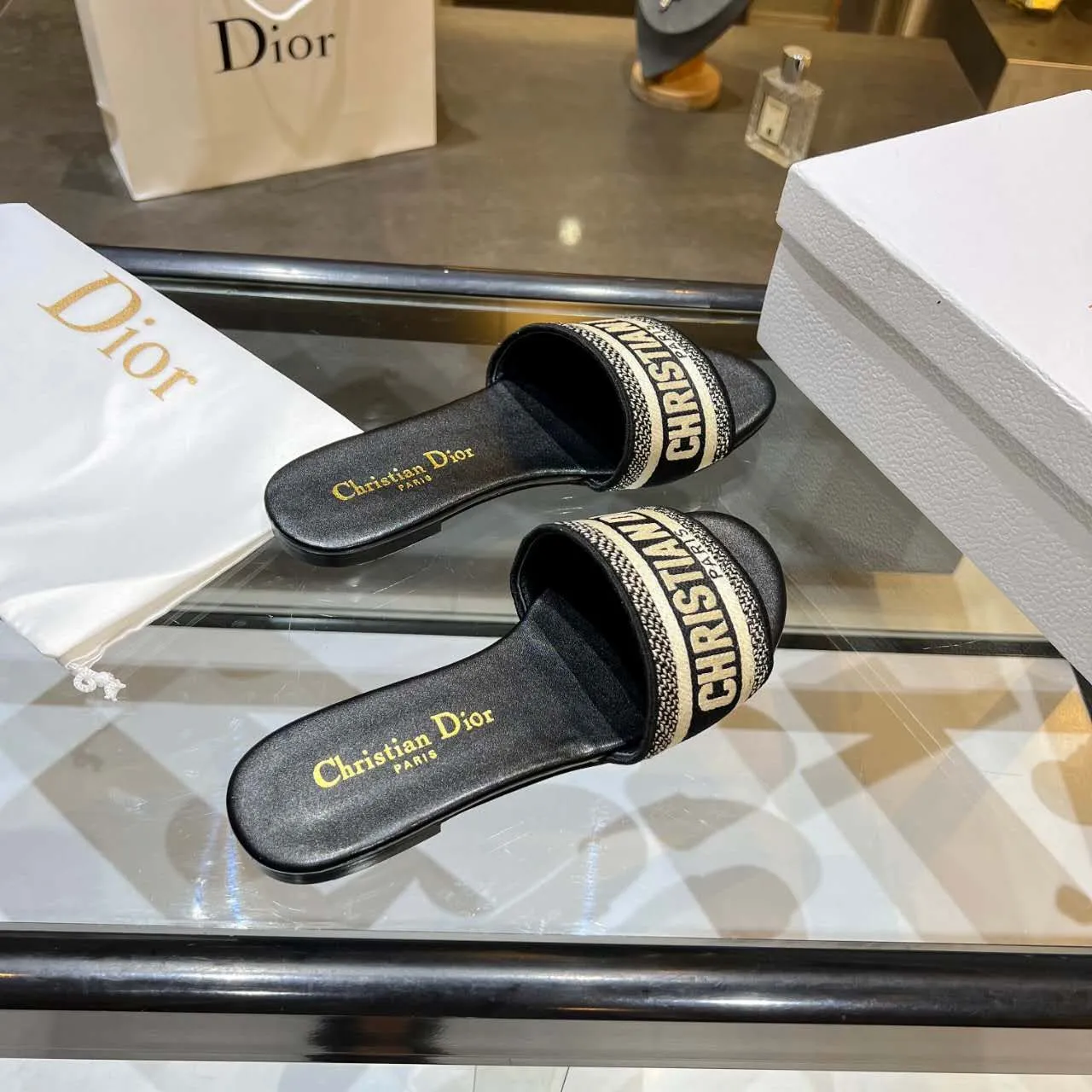 👟👟Ex-factory price👟👟Ex-factory price 360👟👟 (Dior) Dior counter new color women's flat slippers.💥 💥 💥 Fashionable and novel. Simple and elegant yet elegant. [Rose] [Rose] [Rose] The original version is developed at 1:1, and the material is the same as the original version. Color. Black. Red. Pink. Blue..., code number 35-40. (41 can be customized)